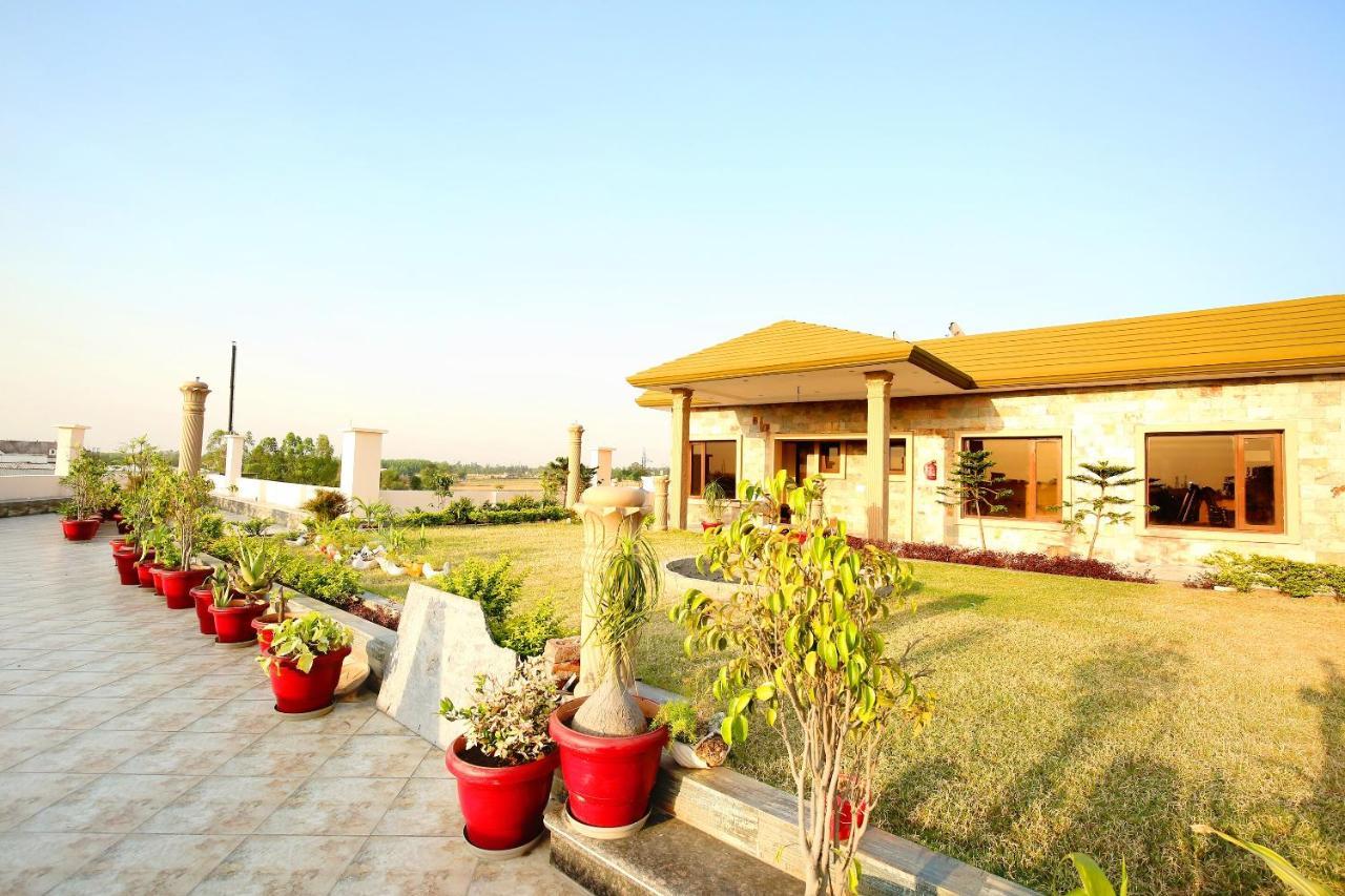 Oyo Flagship Armaan Resort Shāhpur Exteriér fotografie
